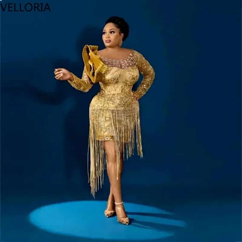 Robe de soirée dorée brillante, manches longues, perles, luxe, pompon, volants, épaules, robe de bal