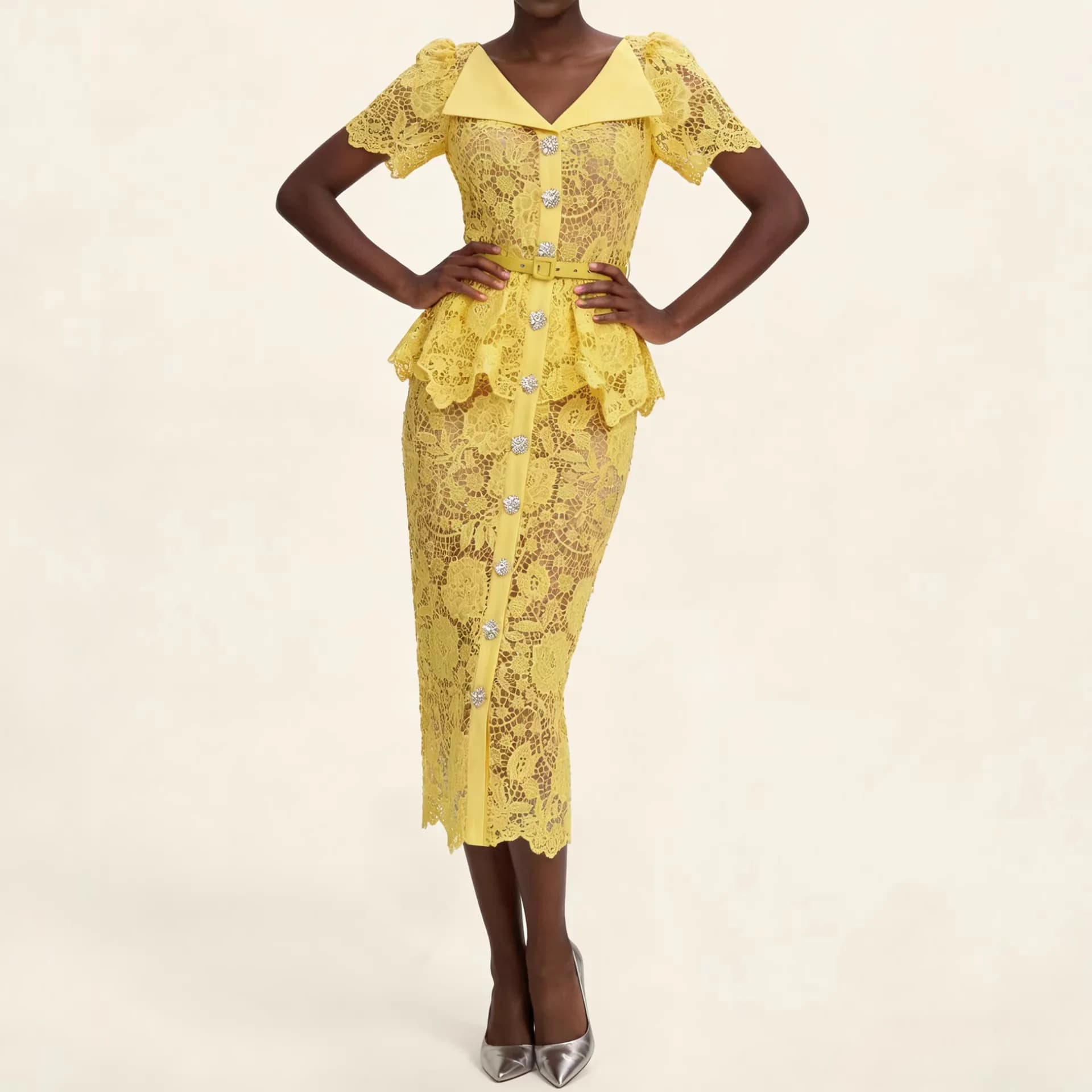 Robe longue jaune en dentelle ajourée à col large, coupe trapèze, taille haute, manches courtes, bro