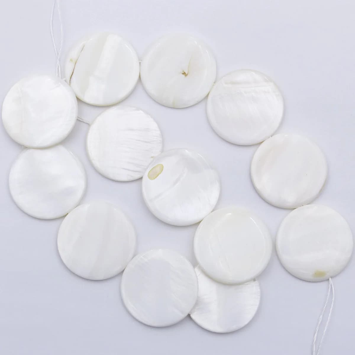 Nacre blanche naturelle de 30mm, coquille de pièce ronde et plate, perles amples de 15 pouces de Lon