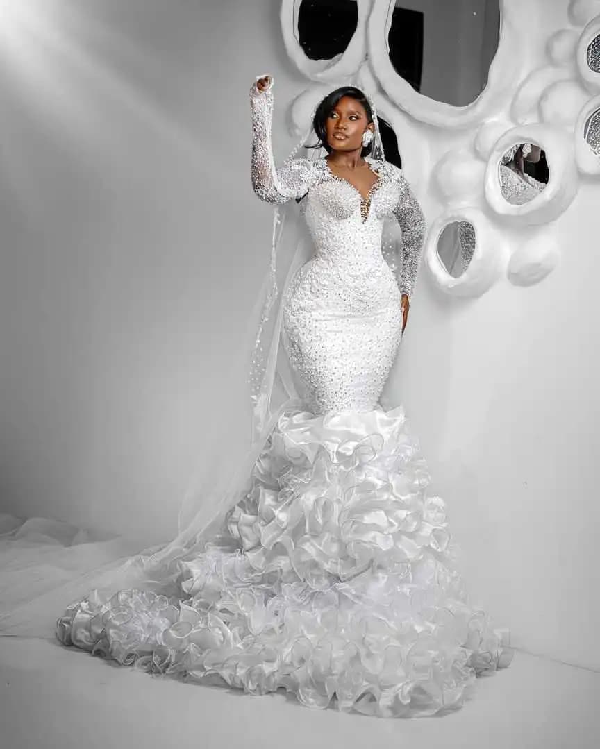 Robe de mariée sirène de luxe, perles, manches longues, volants, traîne, robes de mariée élégantes d