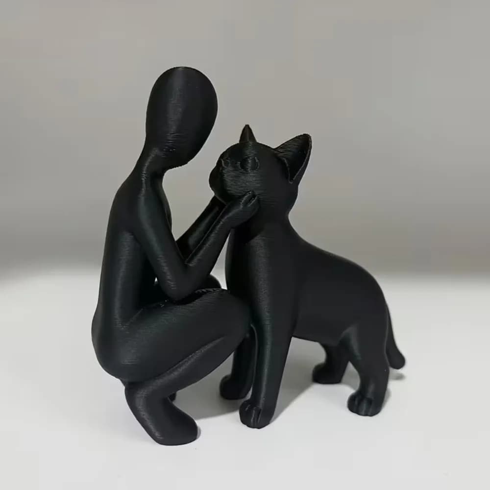 Statue de l'amitié entre humains et chats, sculpture élégante et chaleureuse des propriétaires et de
