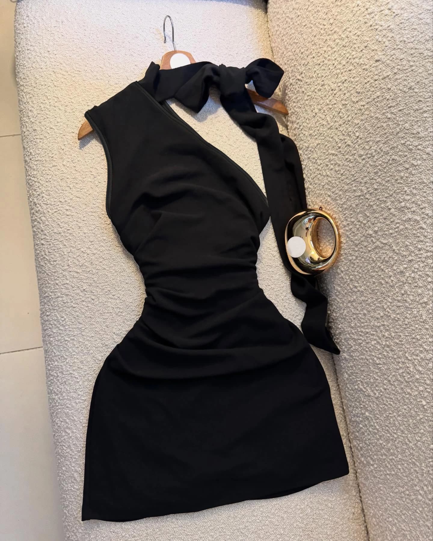 Robe noire asymétrique à col halter avec nœud, plissée et ajustée, courte, idéale pour les sorties q