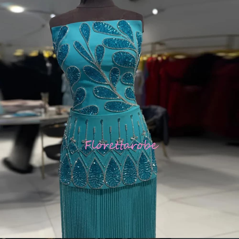 Magnifique robe de soirée turquoise personnalisée, avec un design sans bretelles et un corsage orné 