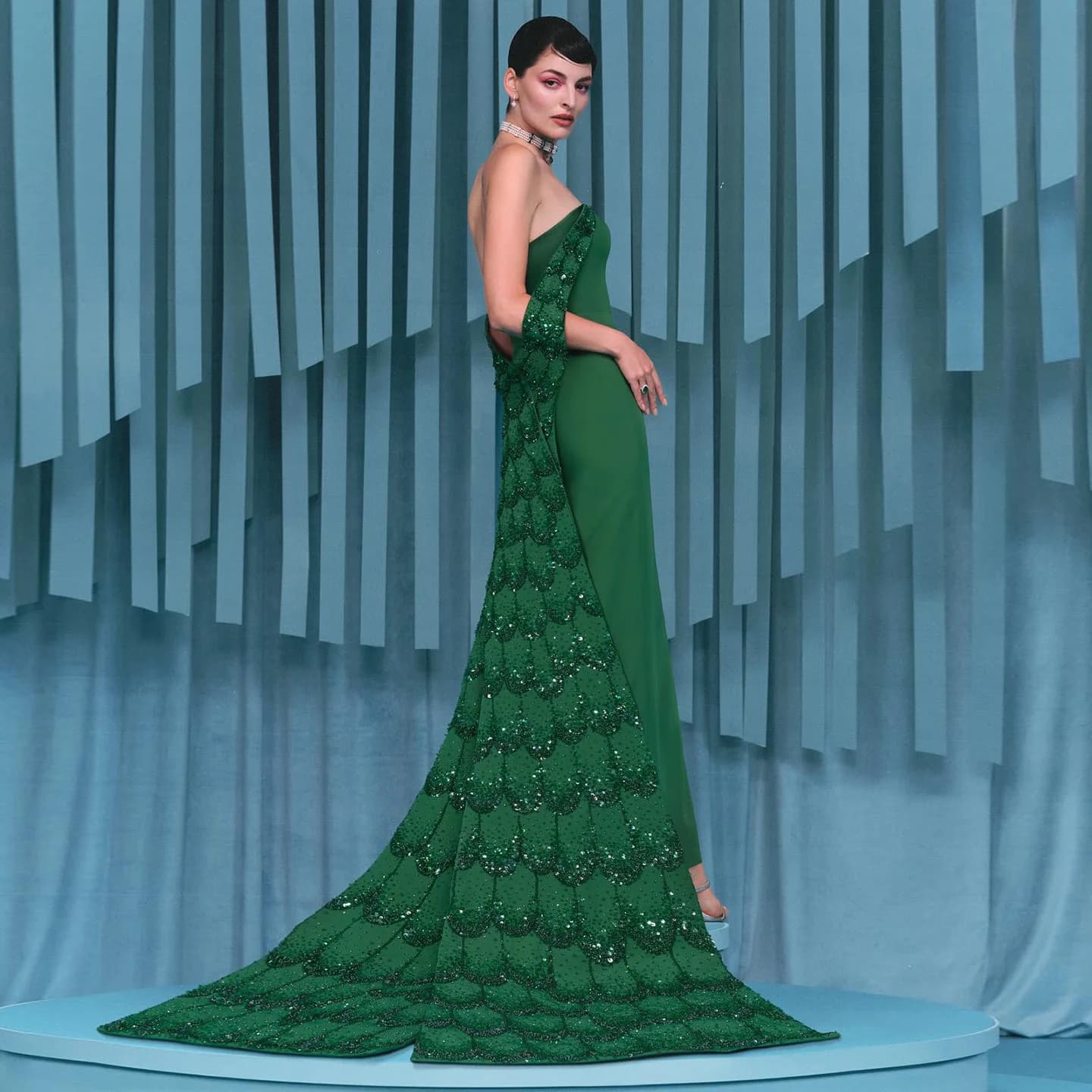 Sharon Said – robe de soirée fourreau vert émeraude, élégante, épaules dénudées, perles, robes de so