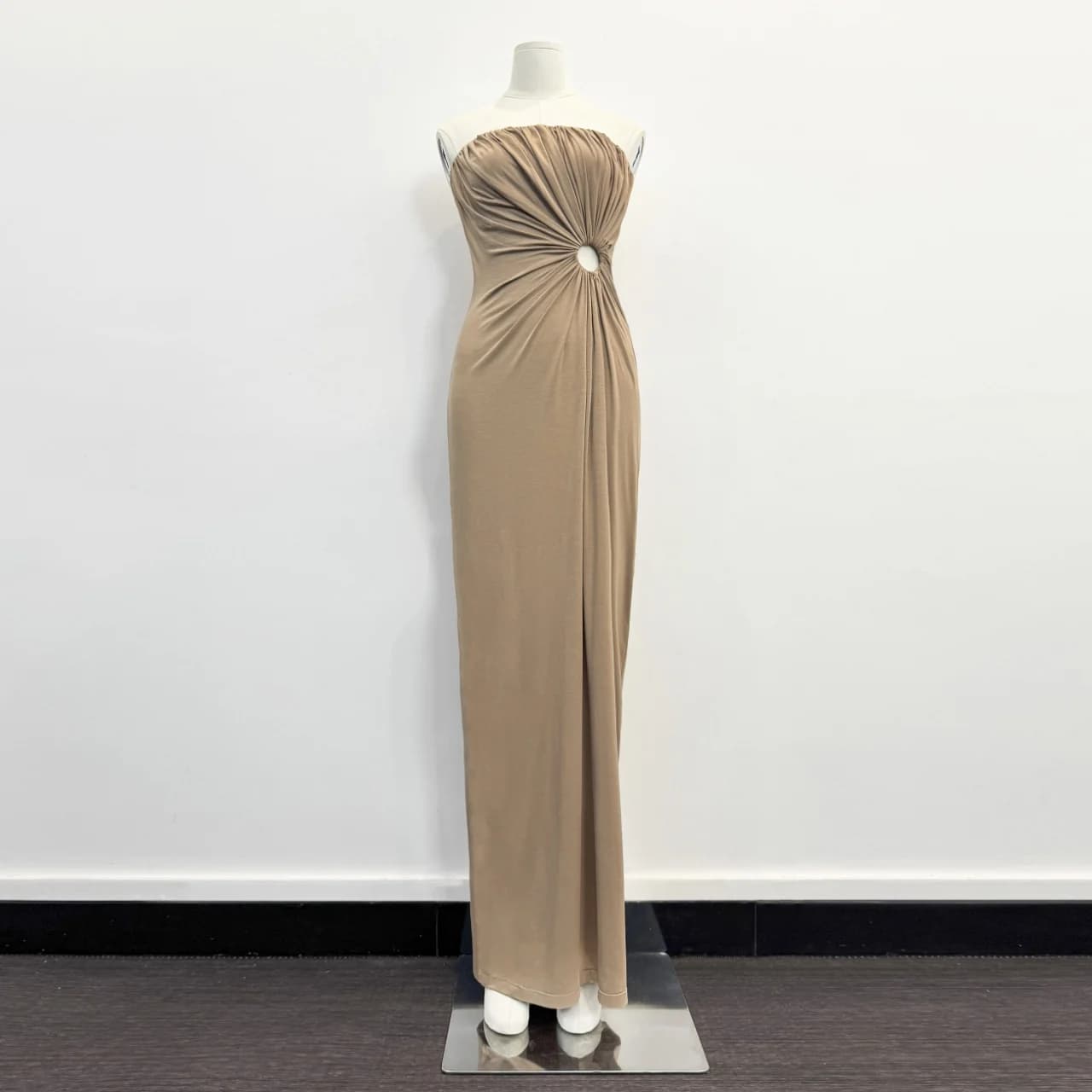 Robe longue sans bretelles, élégante et sexy, plissée et ajourée, style plage, collection été 2026 p
