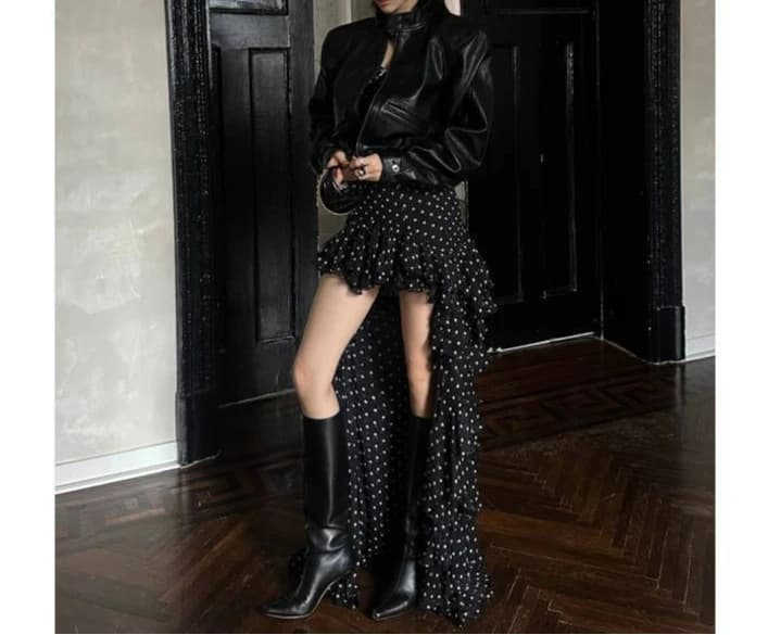 Robe moulante noire à pois avec volants, design automnal original pour femme
