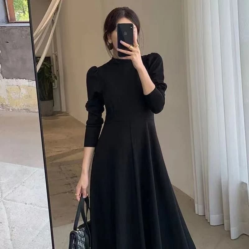 Robe élégante noire à manches longues, silhouette cintrée en A, col rond, fermeture éclair discrète,