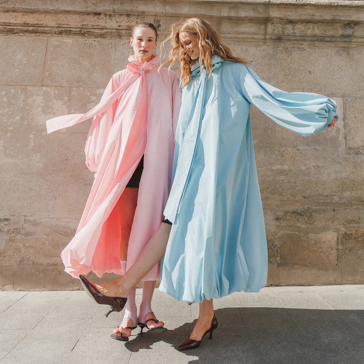 Magnifique robe longue rose pastel et bleue à manches bouffantes, coupe ample, style abaya, cape, ma
