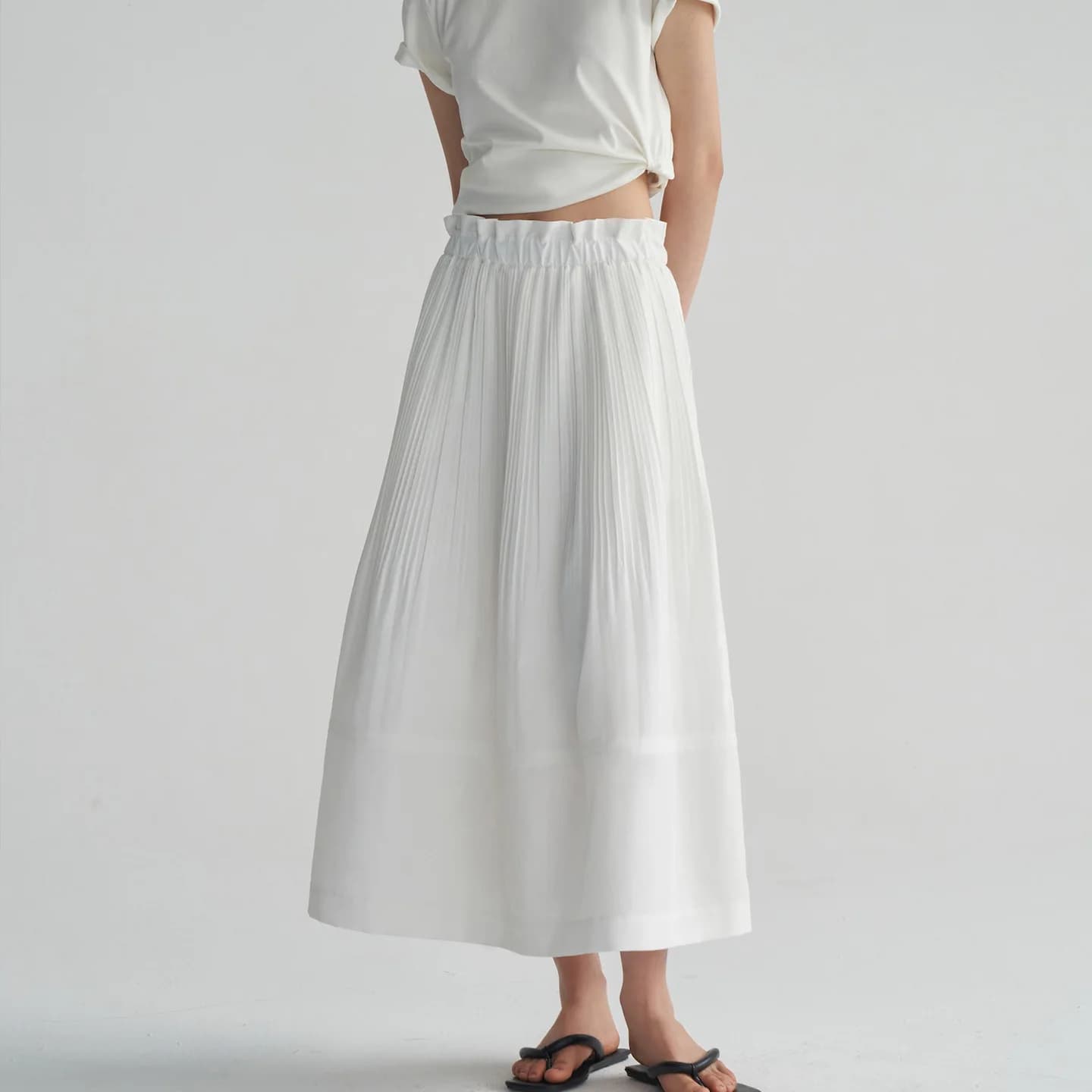 Jupe mi-longue plissée blanche, taille élastique, coupe ample, tissu doux, tenue quotidienne décontr