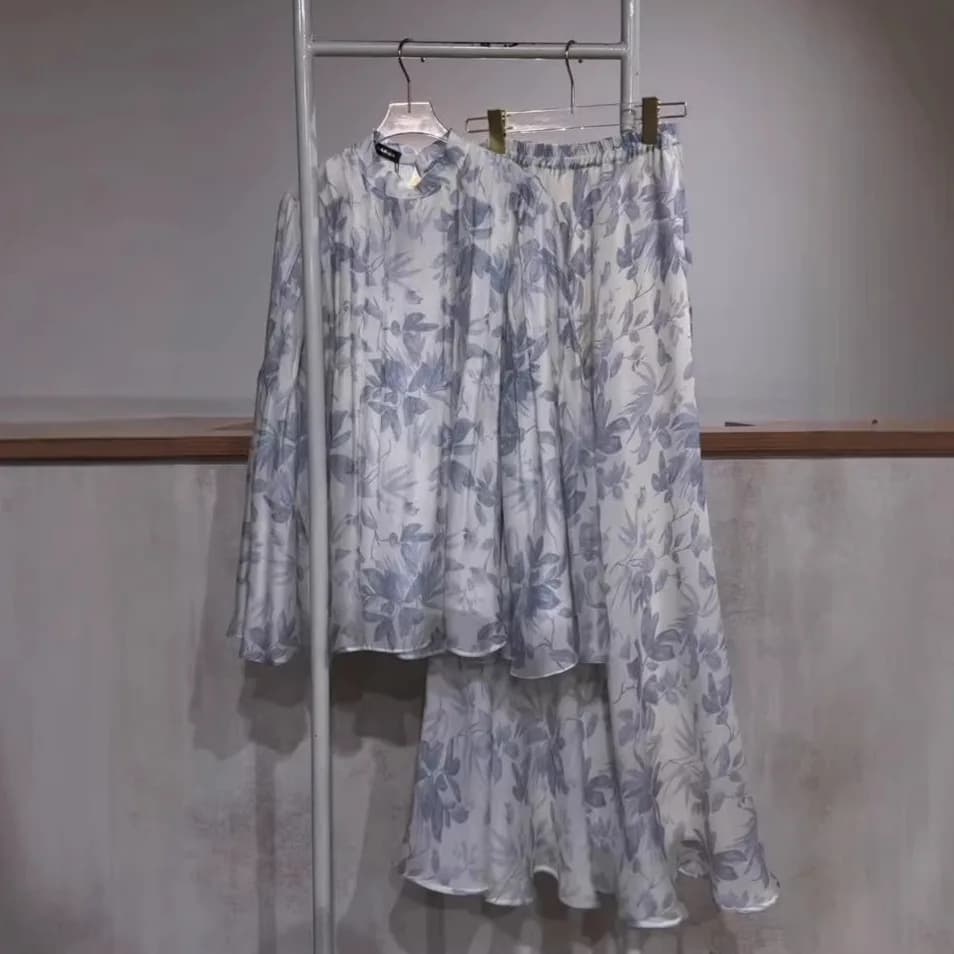 Ensemble deux pièces à imprimé floral, chemisier à manches longues et jupe longue taille haute, ense