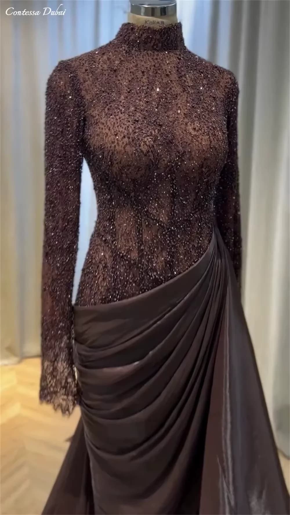 Contessa – robe de soirée de luxe personnalisée, chocolat foncé, manches longues, col haut, dubaï, p