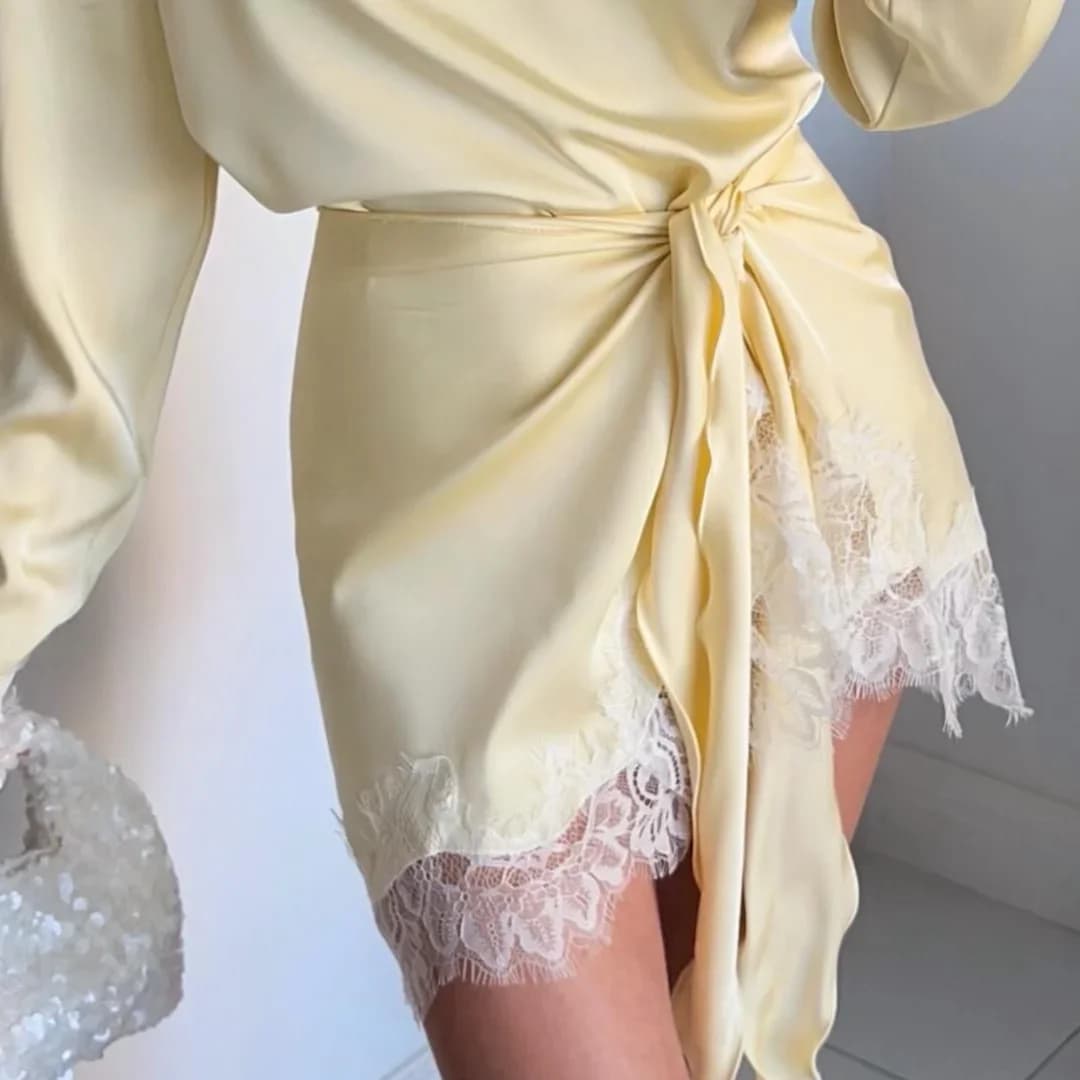 Robe élégante pour femme en satin, style cache-cœur, manches longues, poignets en dentelle, ourlet à
