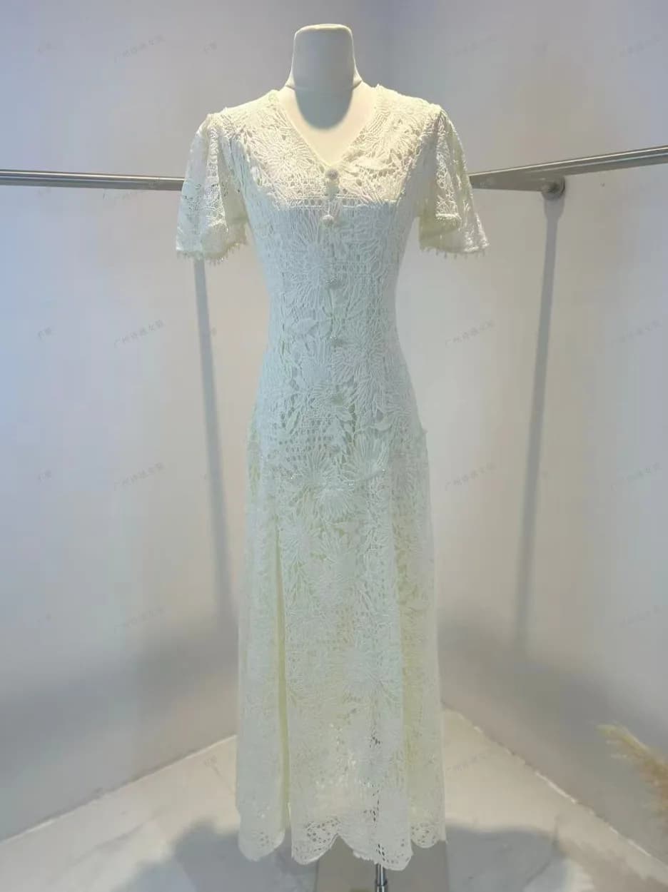 Robe longue élégante pour femme, col en V, manches courtes, dentelle, coupe ajustée, boutons à pompo
