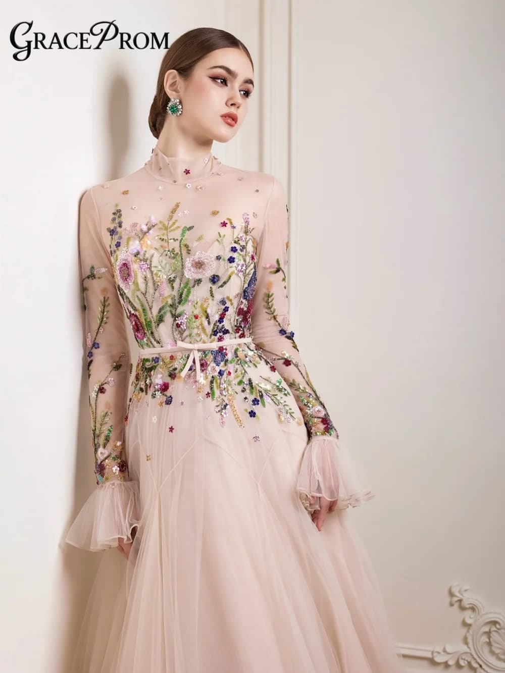 Robe de soirée en tulle rose poudré exquise avec appliqués floraux multicolores, col montant, manche