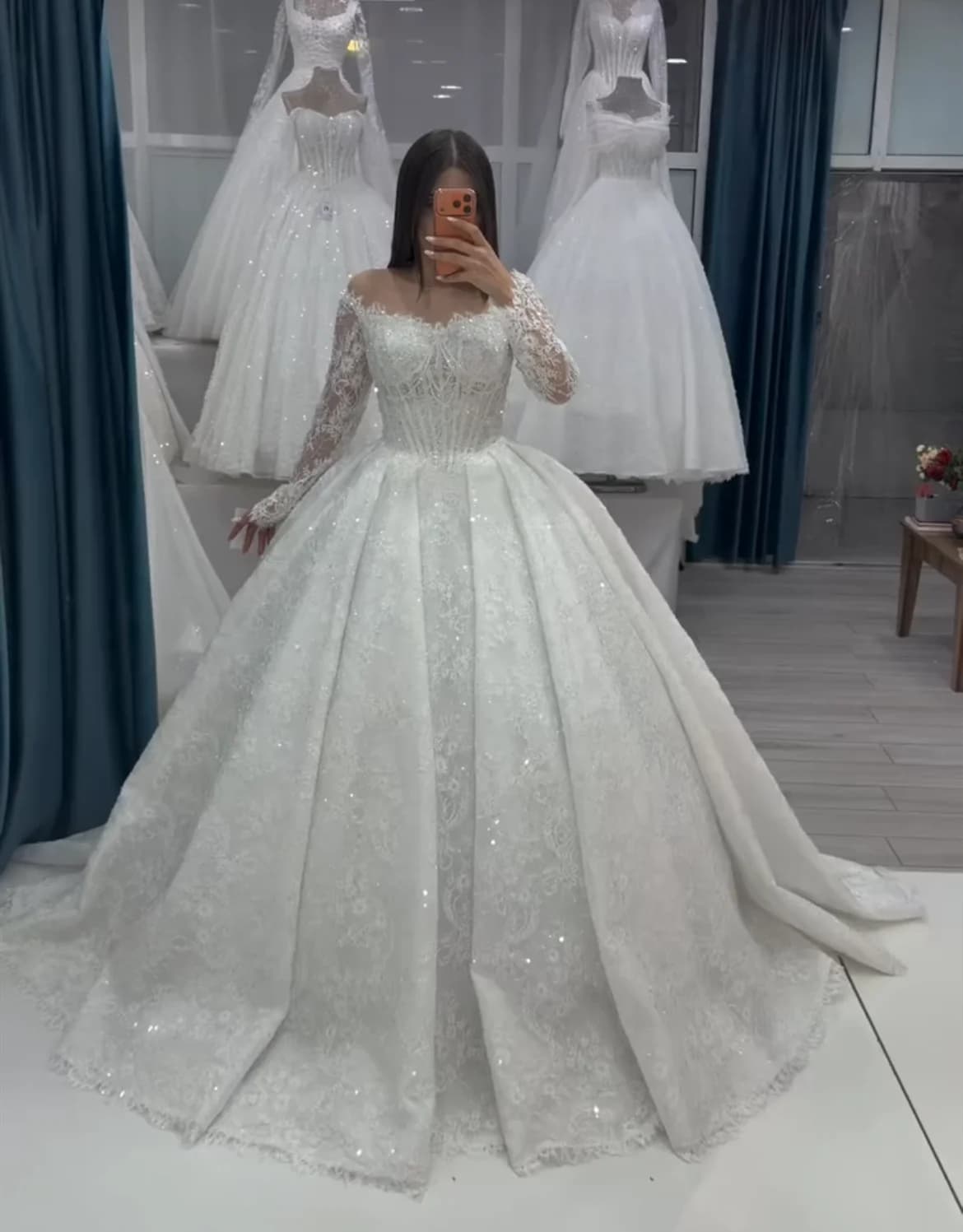 Robe de mariée de luxe princesse à manches longues, ornée de perles et d'appliques en dentelle, avec