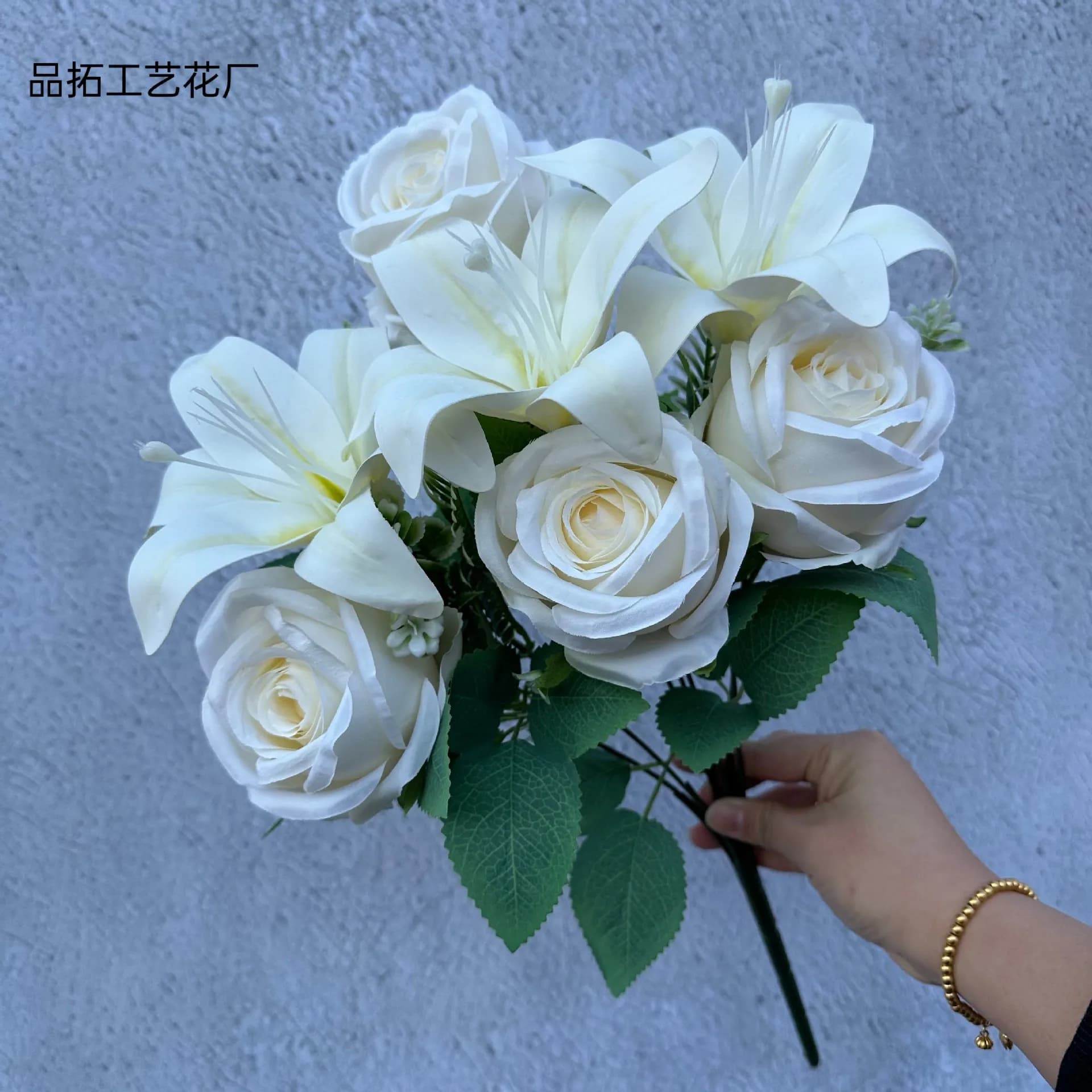 Bouquet de Couleurs Printanières : 9 Tiges de Roses et Lys Mixtes avec des Roses - Fleurs Fraîches C