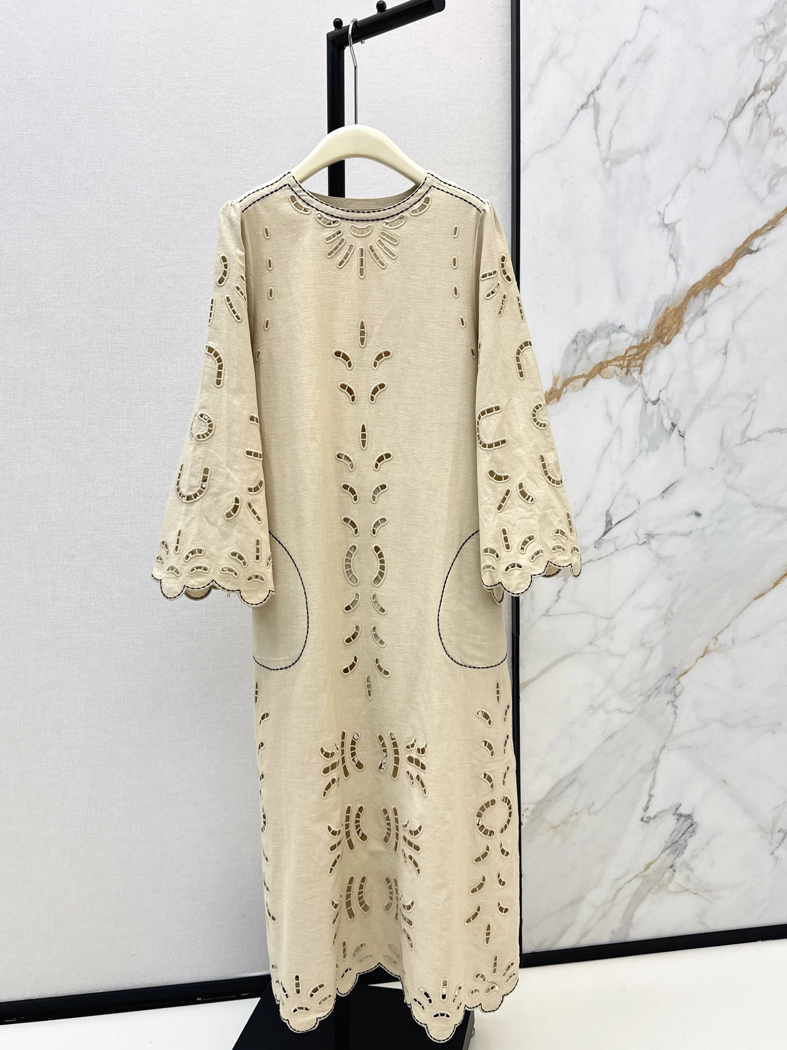 Robe midi brodée à découpes à la française |   Tenue de bureau élégante