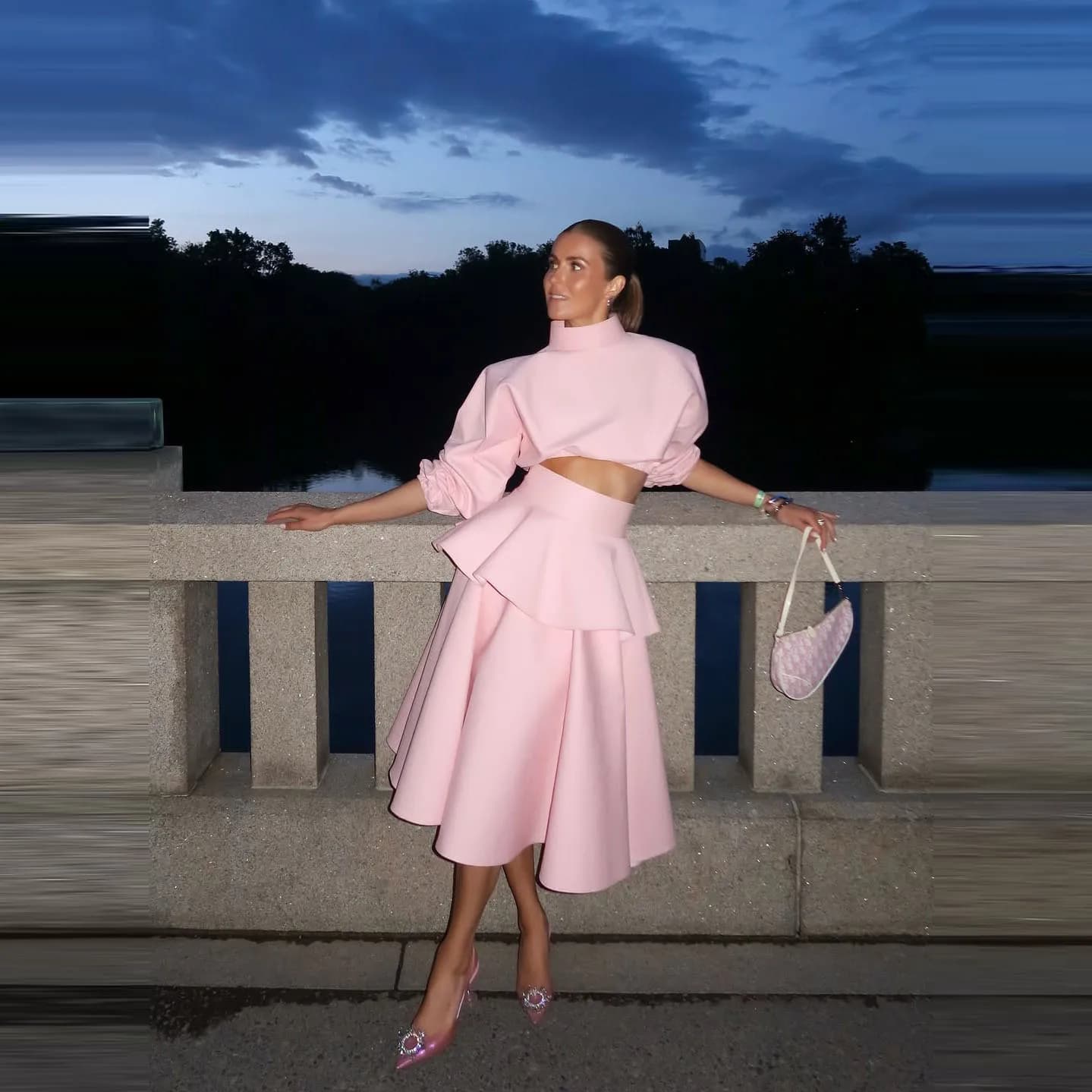 Jupe mi-longue plissée rose en tissu polyester de haute qualité, parfaite pour les tenues de soirée,