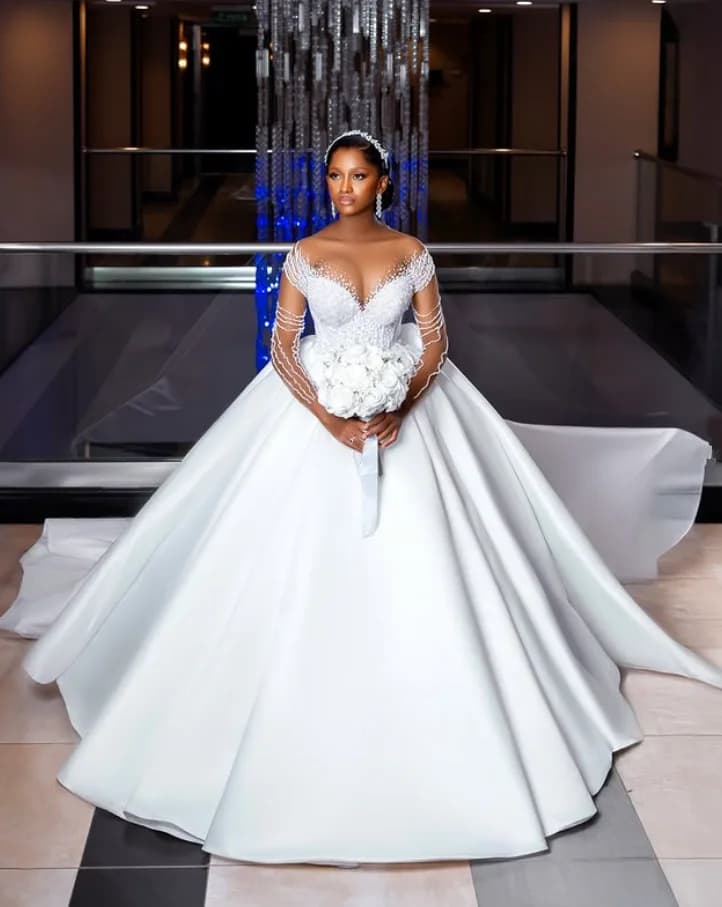 Robes de mariée africaines de luxe style princesse, à manches longues illusion, avec cristaux et tra