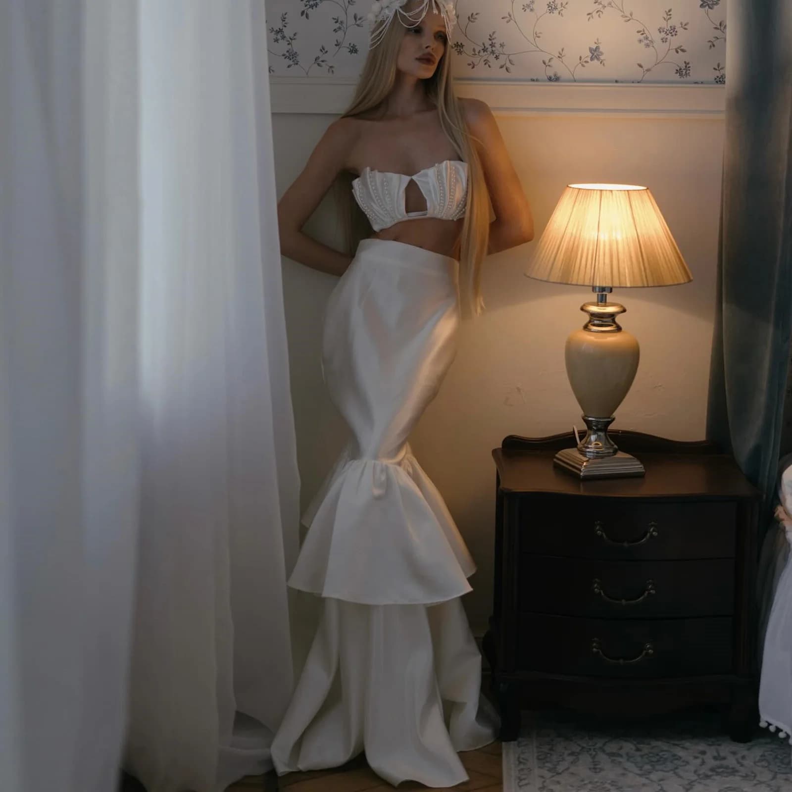 Jupe sirène blanche unique à taille haute, en satin de soie à volants, longue, fluide, sur mesure, p