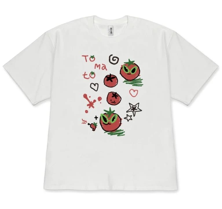 T-shirt graphique coloré avec motif de tomate dessiné à la main, t-shirt mignon à imprimé tomate, t-