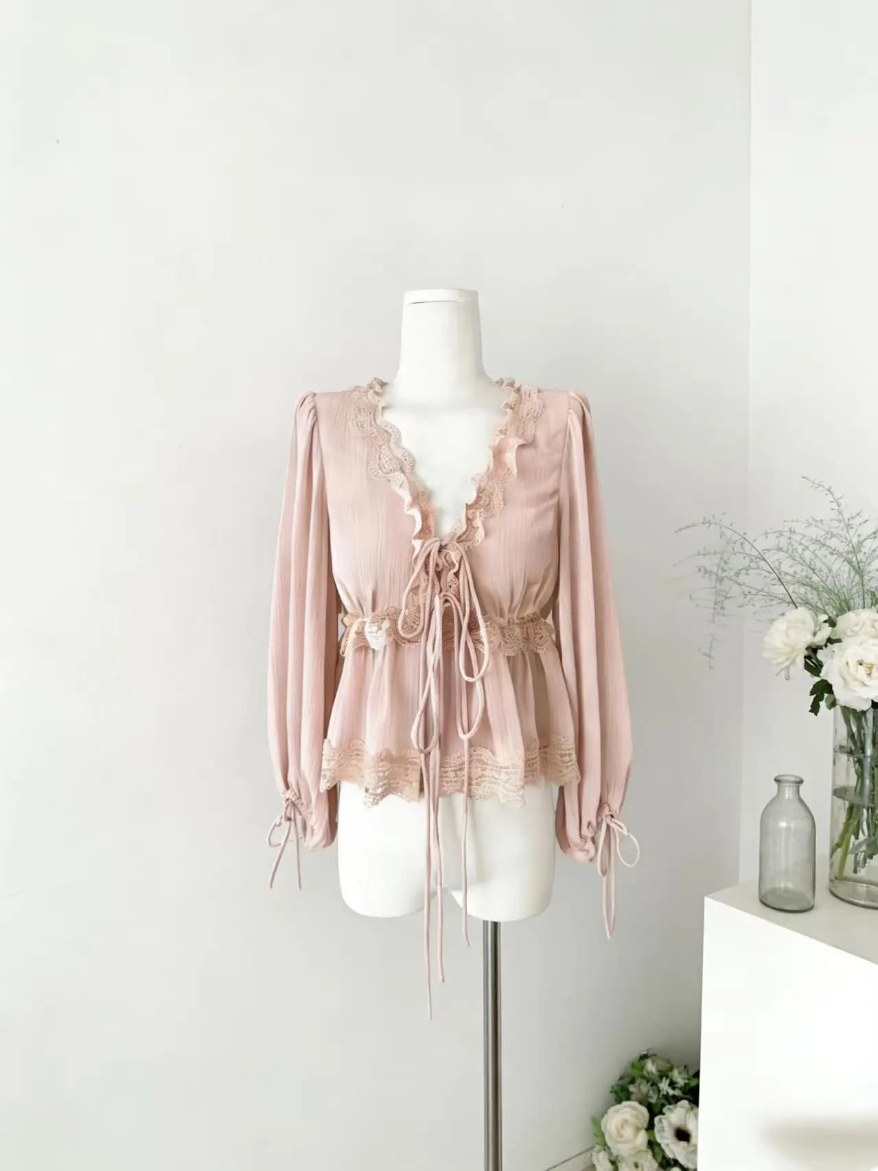 Chemise élégante à manches longues en soie texturée avec patchwork de dentelle, col polo double vers