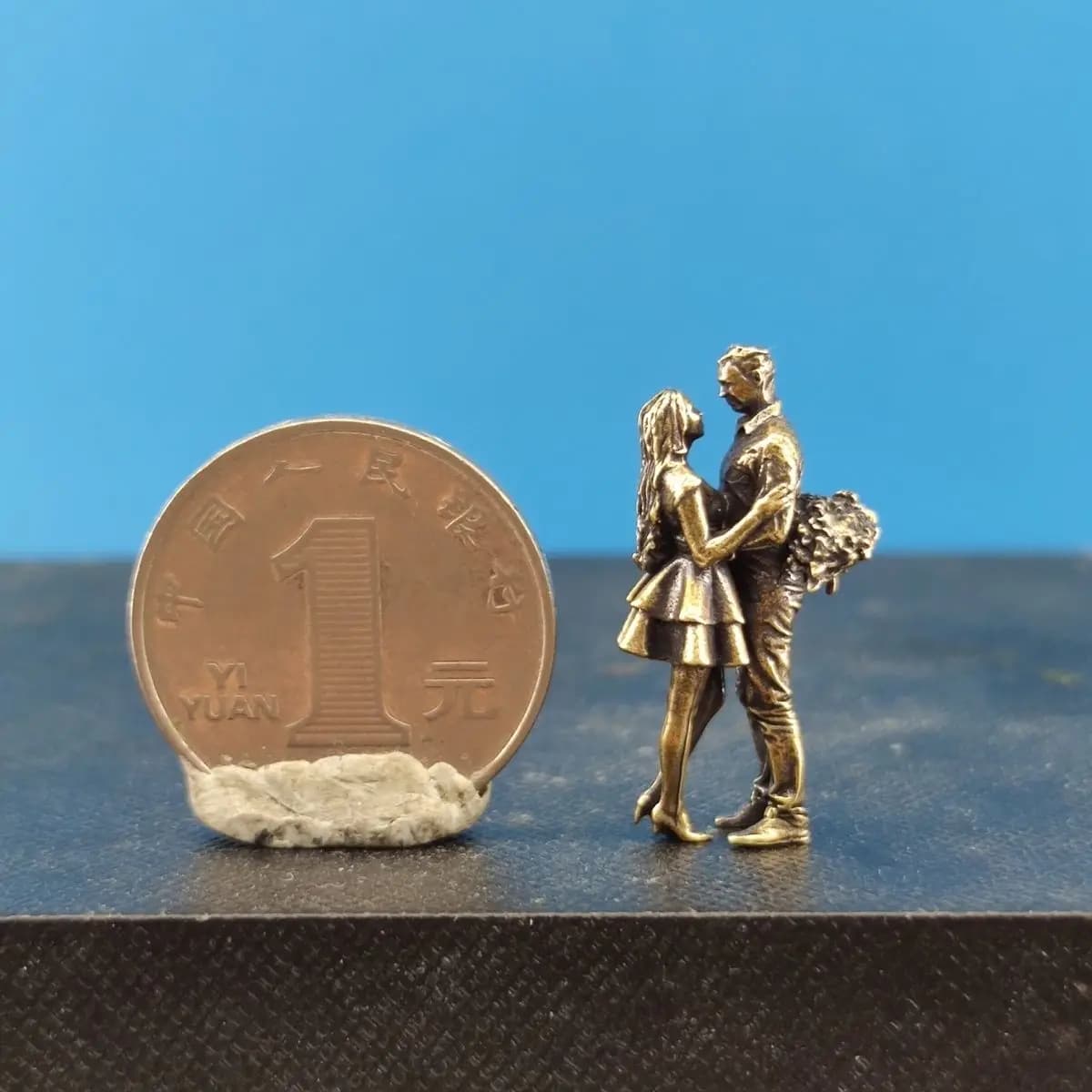 Brass rencontres Couple rue longue distance amour Couple donner des fleurs Figurine modèle main Mini