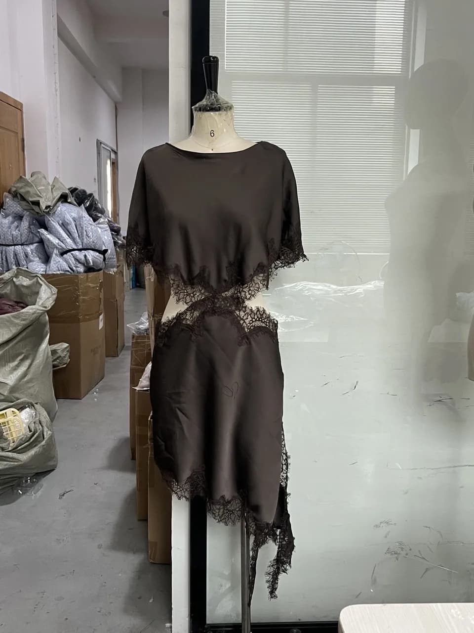 Femmes Vintage élégance genou longueur jupe dentelle bordé col rond taille exposée robe marron 2025 