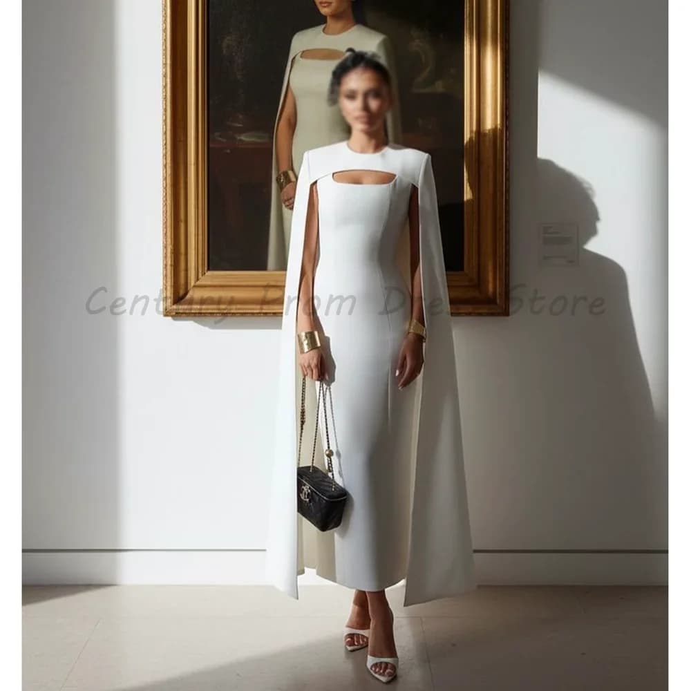 Robe de soirée midi blanche en crêpe, col carré, manches cape découpées, coupe fourreau, pour invité