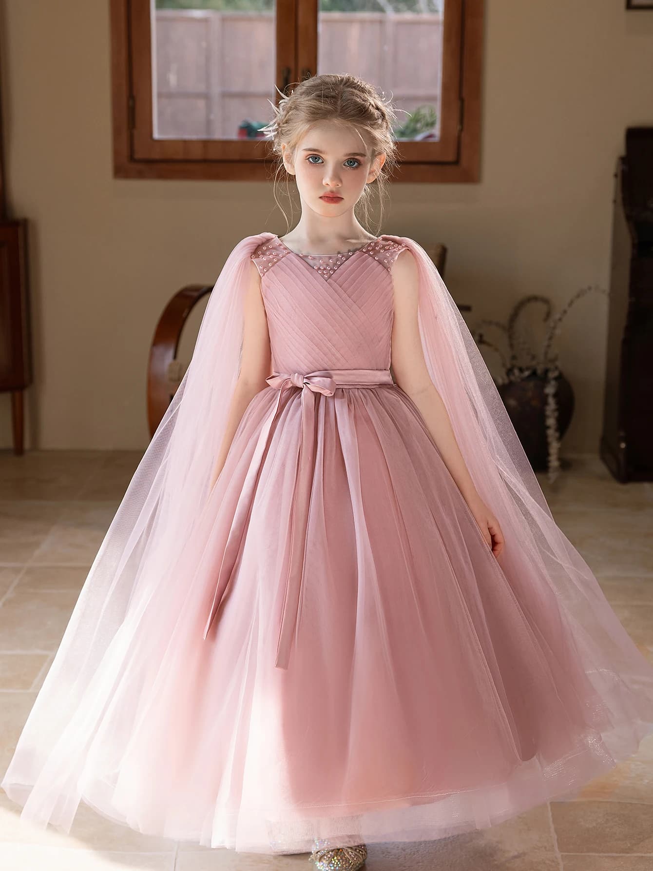 Robe longue élégante de couleur violette pour adolescente, une robe de cérémonie avec un voile fluid