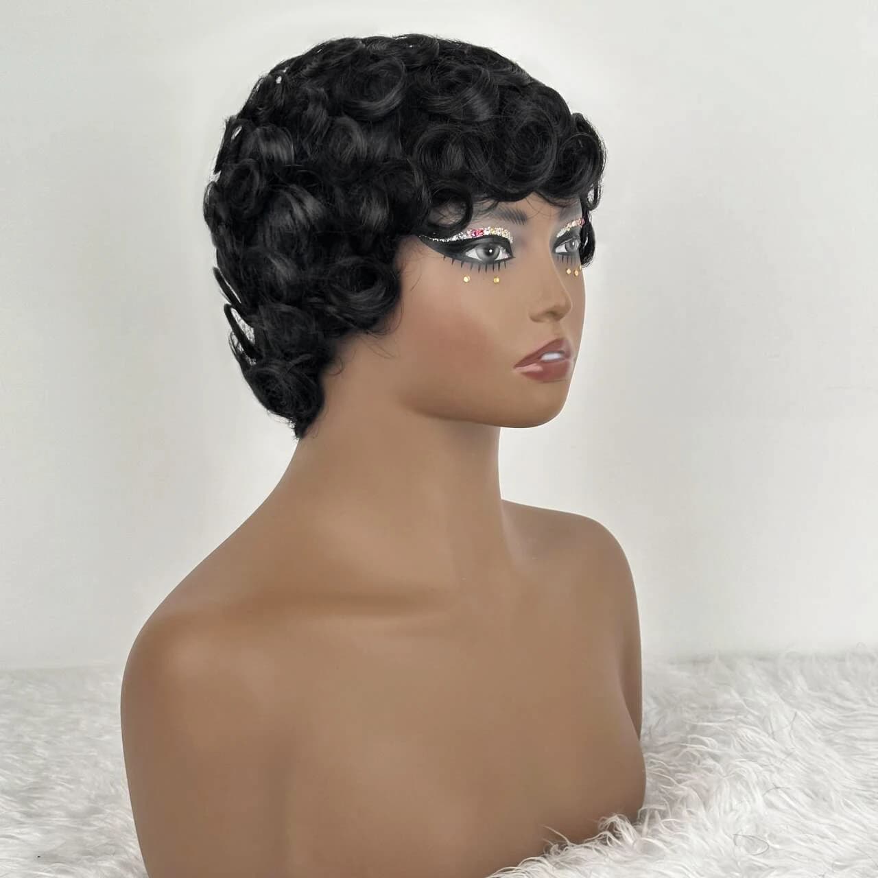 Perruques courtes bouclées en cheveux humains, coupe pixie chic, avec frange, couleur noire, entière