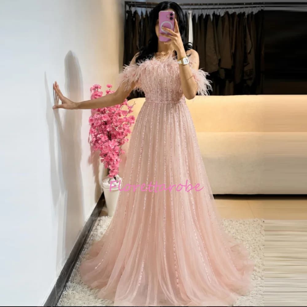 Robe de soirée longue élégante coupe trapèze avec plumes, sequins et perles, tenue de bal formelle m