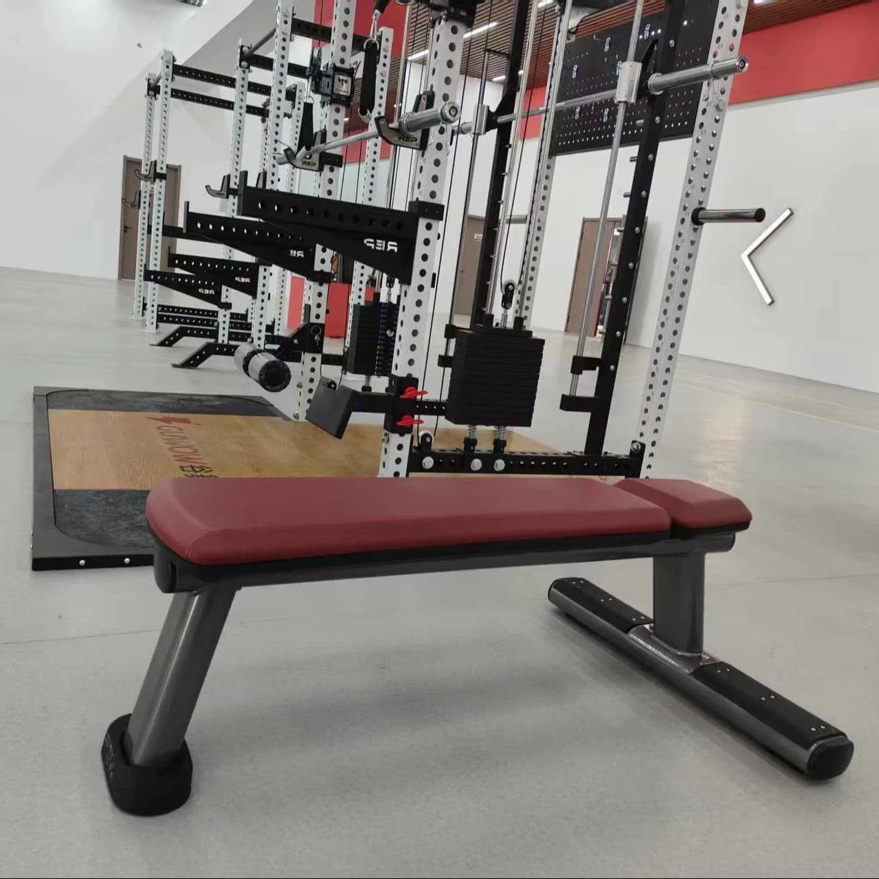Banc plat pour une assise confortable et un rangement pratique pour la maison ou le bureau