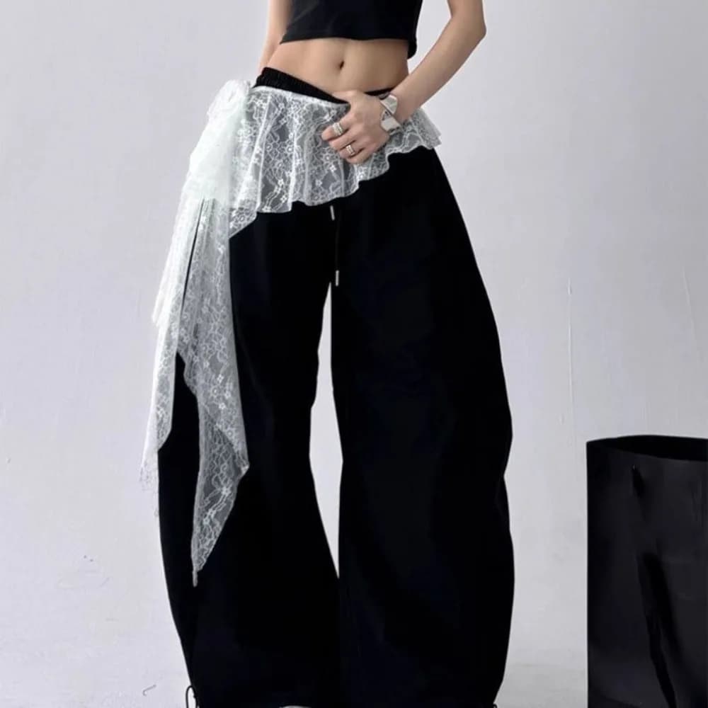 Mini-jupe irrégulière en jean avec broderie florale et dentelle, style Y2K streetwear, froncée, desi