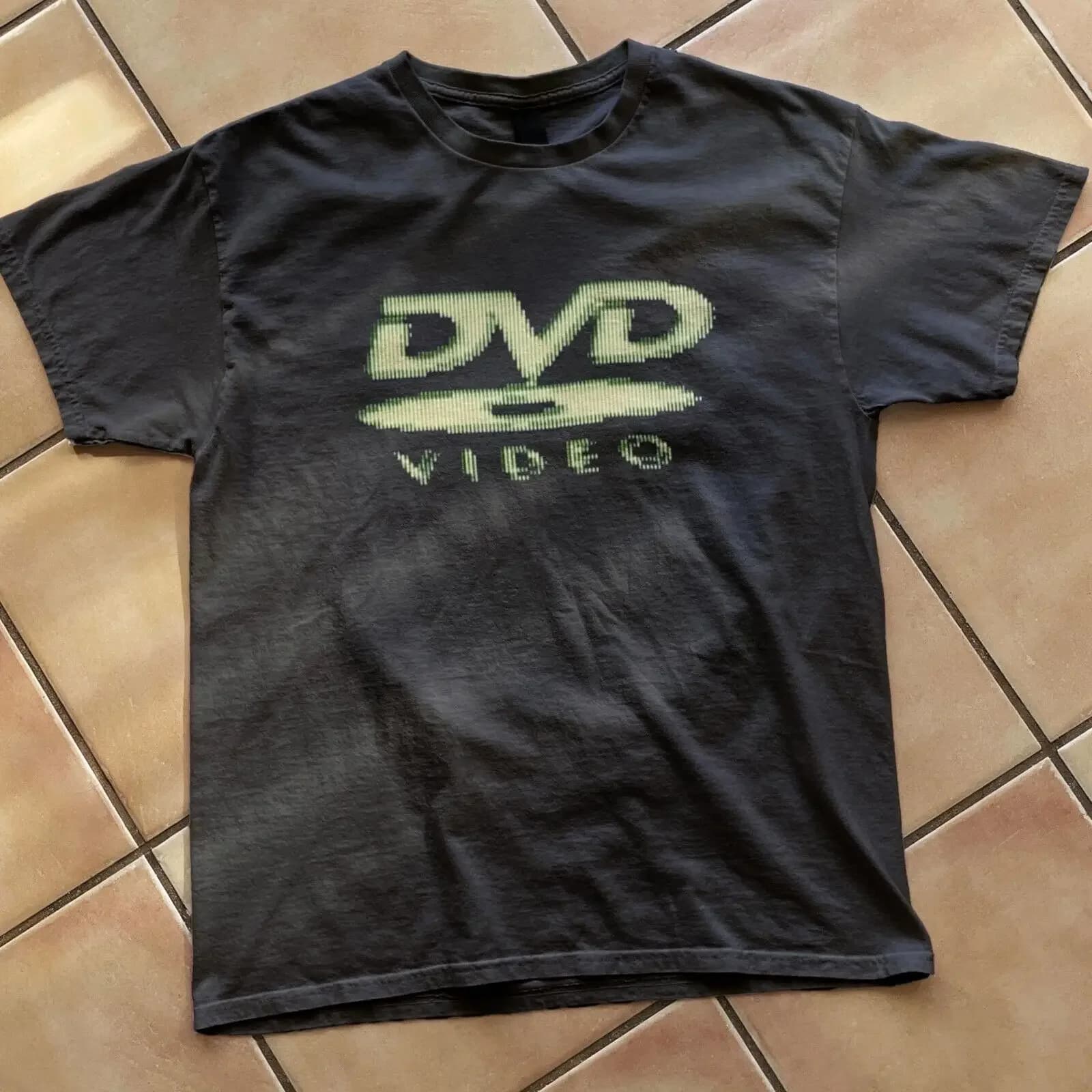 DVD vidéo logo vert nostalgique, T-shirt de jeu vintage, esthétique des années 2000, rétro