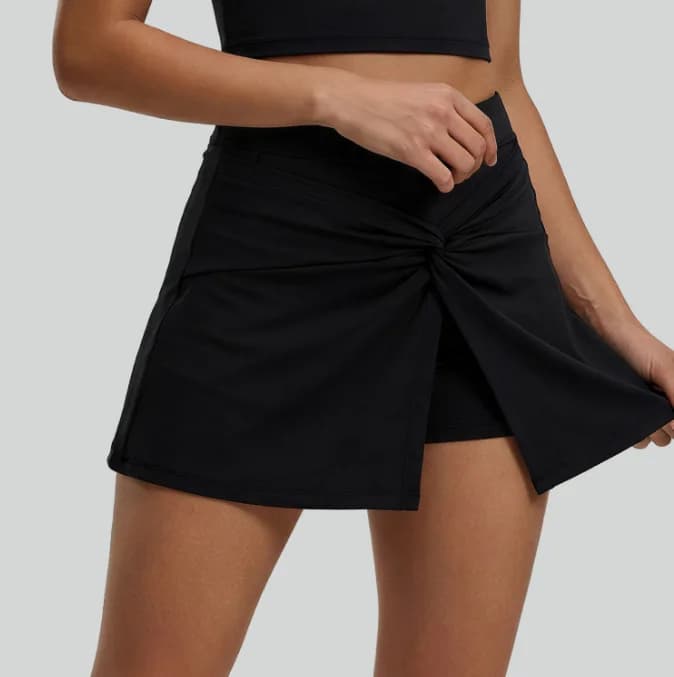 Jupe-short de sport plissée taille haute pour femme, avec torsion avant, anti-frottement et poches d