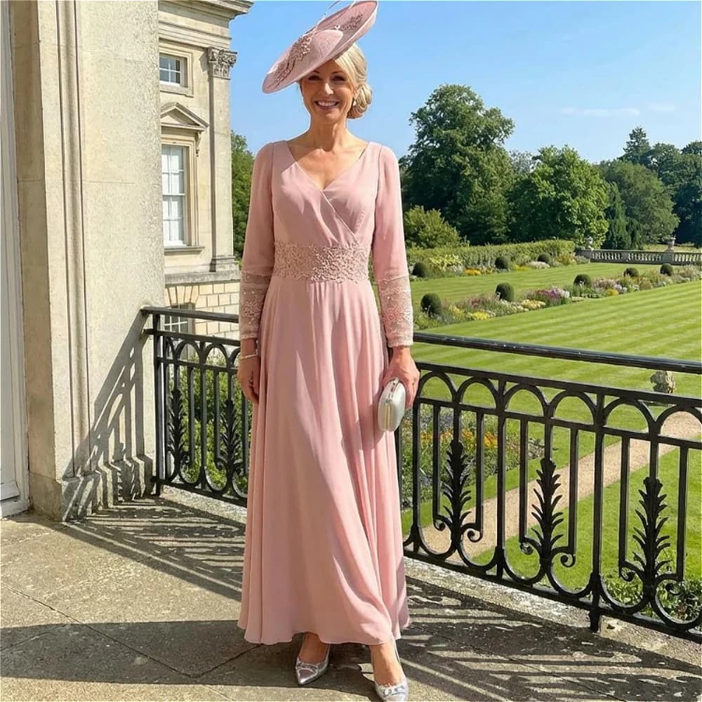 Robe de cérémonie personnalisée rose poudré à col en V pour mère de la mariée, avec empiècements en 