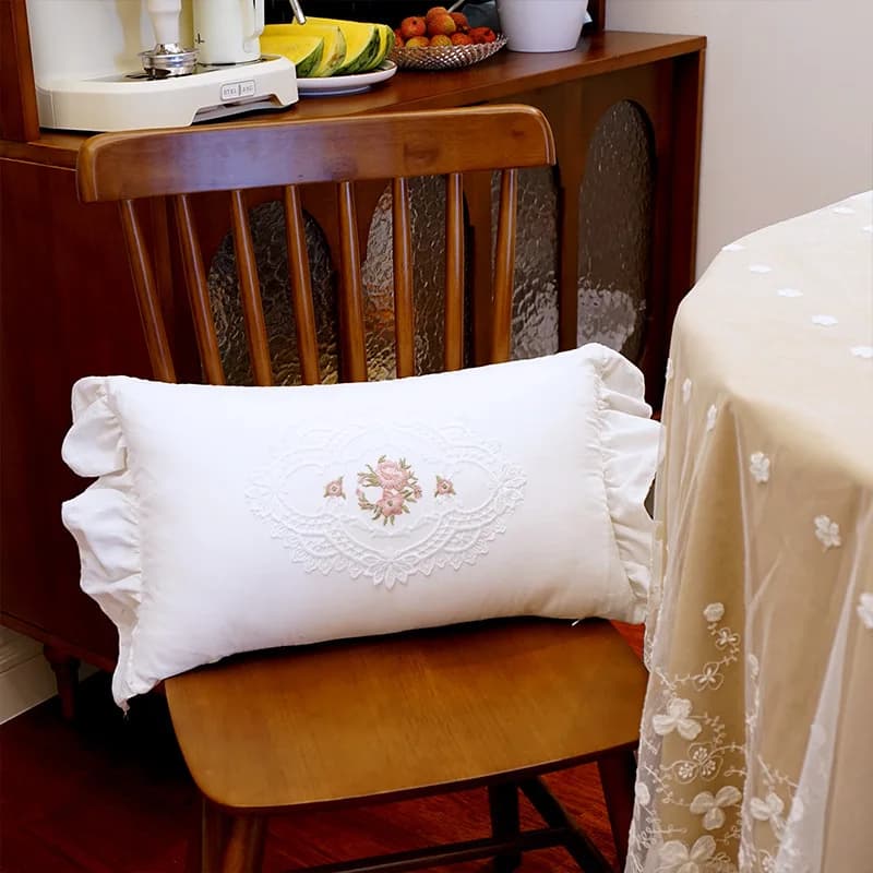 Housse de coussin en coton blanc de luxe avec broderie florale rose, dentelle et bordure à volants, 