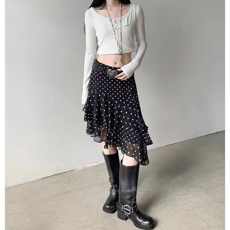 Jupe blanche à pois avec bord à volants, taille haute