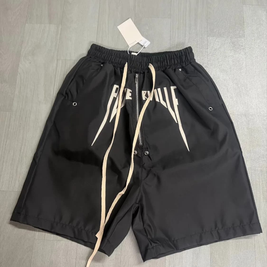 Pantalon court taille haute brodé style Dark Style, coupe droite, détails sur les bords, tendance et