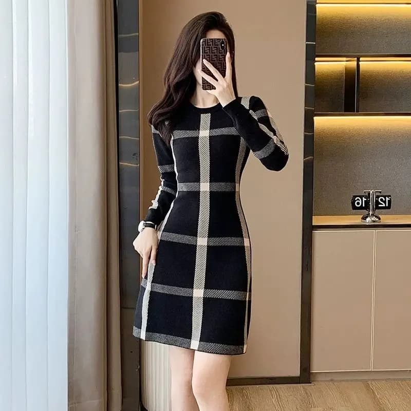 Robe fine d'automne 2025, pull tricoté rétro de tempérament d'automne, jupe inférieure noire, hiver