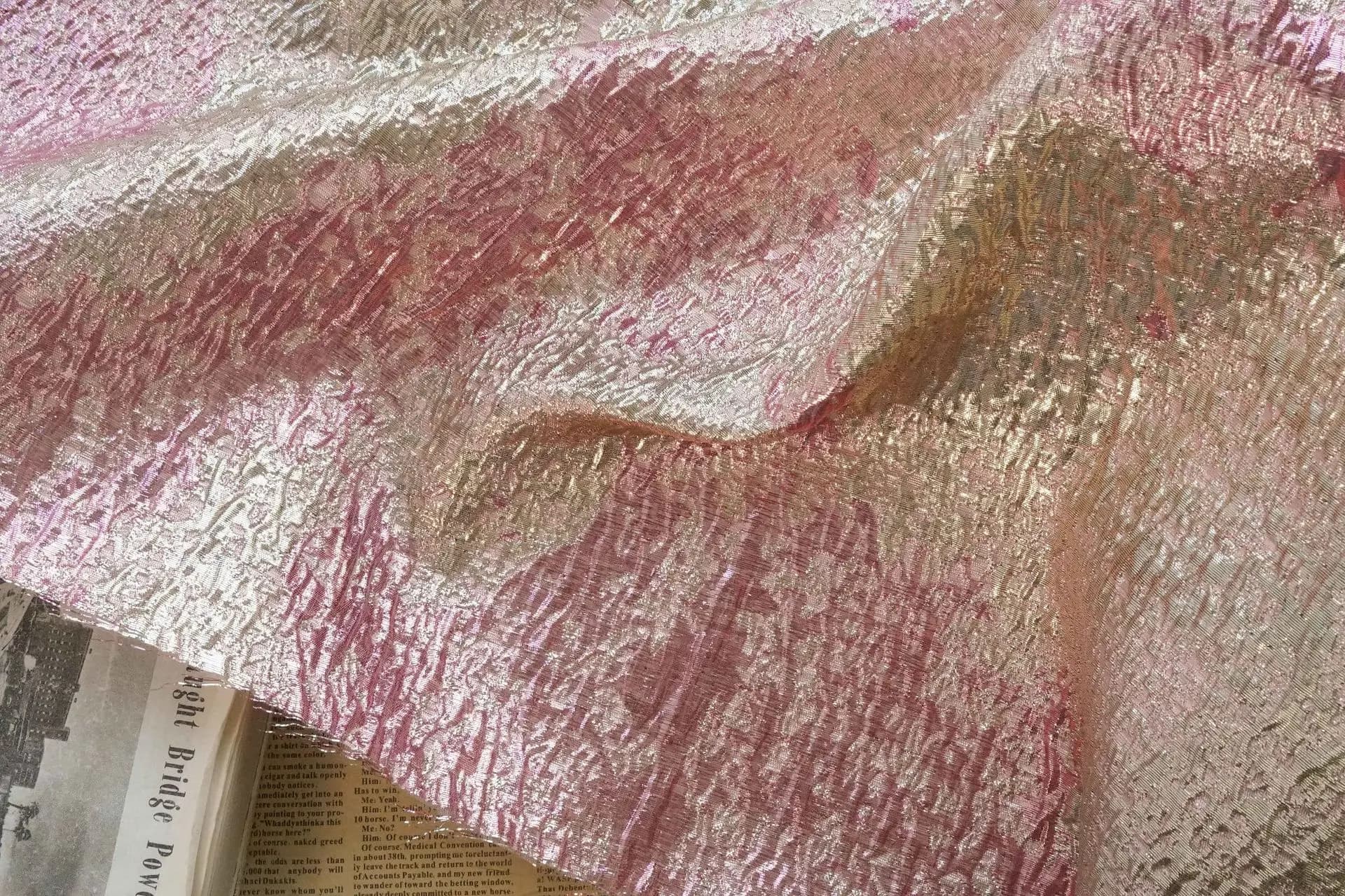 Tissu Jacquard rose vif, Style abstrait à la mode, jupe moelleuse en relief, décoration de vêtements