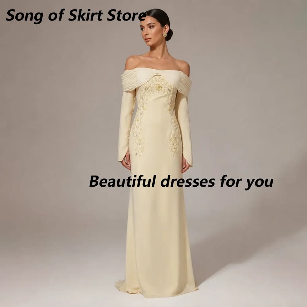 Robe de soirée élégante à épaules dénudées, col bateau personnalisé, manches longues, perles et appl