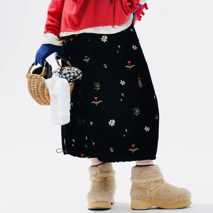 Jupe midi brodée à motifs floraux, velours vintage, sortie quotidienne, ambiance réconfortante de st