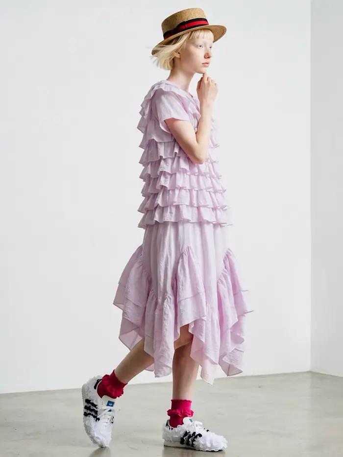 Jupe mi-longue décontractée rose pour femmes, création originale d'imakokoni. Texture douce pour l'été, taille élastique, jupe asymétrique en forme de A.