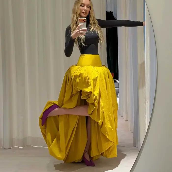 Jupe longue jaune taille haute style défilé, sur mesure, en taffetas froncé irrégulier, asymétrique