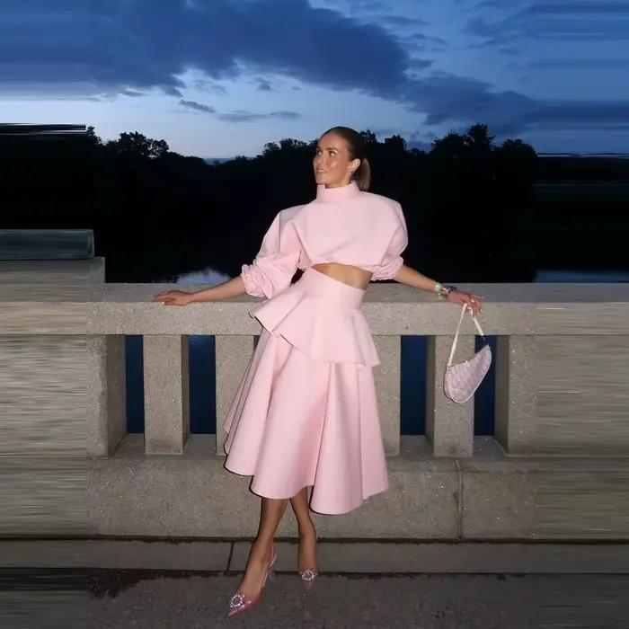 Jupe mi-longue plissée rose en tissu polyester de haute qualité, parfaite pour les tenues de soirée,