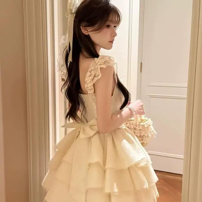 Jupe courte style princesse avec nœud papillon et manches bouffantes, design taille haute amincissan