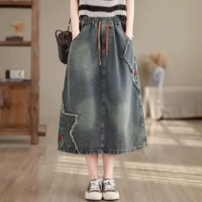 Jupe longue en jean brodée taille haute pour femme, collection Printemps-Été 2026, coupe ample, tail