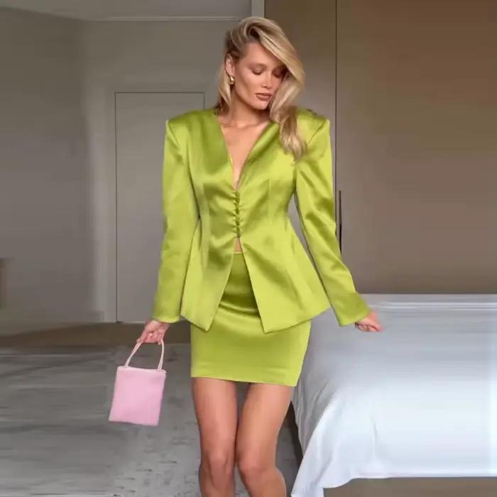 Ensemble Blazer et Mini-Jupe Vert Satiné pour Femme – Col en V, Taille Cintrée, Manches Longues – Te